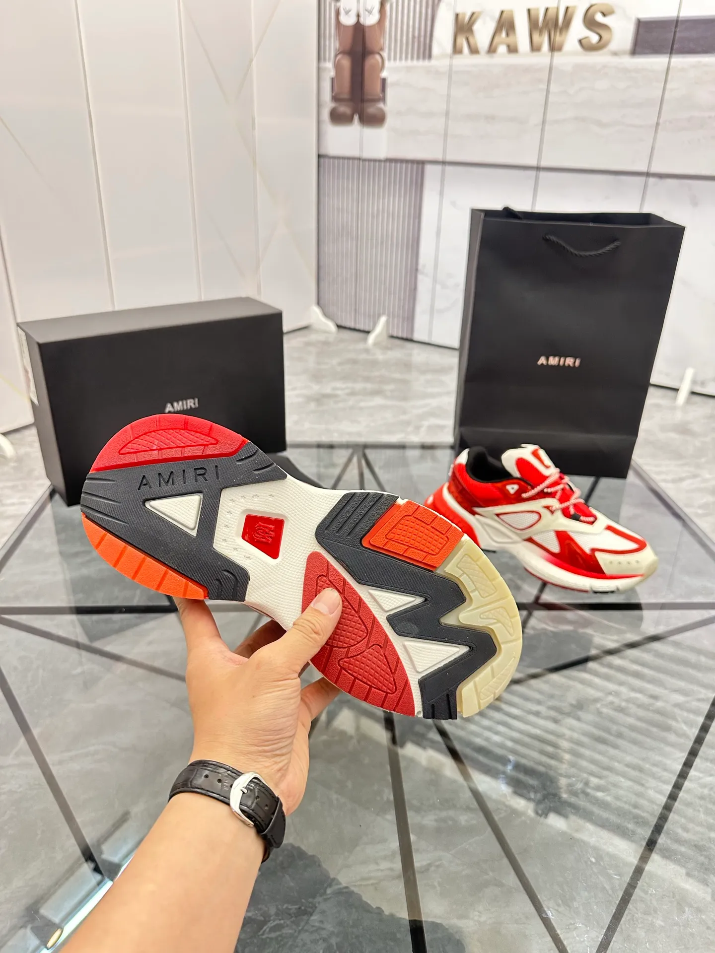 Men's shoes: 💰P720¥ Guangzhou top quality Product trademark: AMIRI* "Amir*" low-top casual shoes Regular size: 39-44 (can be customized to 45) Product materials: upper imported first-layer cowhide stitching original material, breathable lining, original outsole. Number: 525
